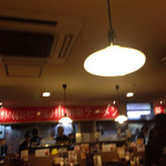 カウンターと大きなテーブルがあります