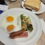 ガスト - 料理写真:目玉焼き＆ベーコン ソーセージセット