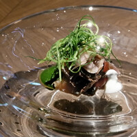 ラ・セヌ - カツオのグリル、おかひじき、焼きナス、茗荷ピクルス、春菊のピュレ、ヨーグルト