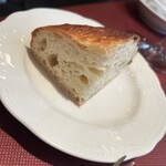 h Bisutoro Taka - パンは自家製で作ってらっしゃいます。途中茶色い酸っぱい系の苦手なやつに変わった時期もあったんだけど、今は白くてモチモチふわふわのやつに戻って嬉しい。ここのパン美味しいです◎