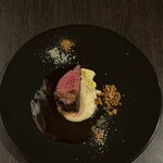 Grill & WineBar Arossa - 【AUS産カンガルーランプのロースト 焦がし玉ねぎのソースとマカダミアナッツのデュカ】