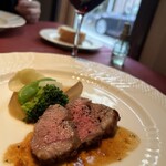 ビストロ タカ - 肉メイン　自家栽培のローズマークで子羊もものロティ
      本当に店の前の道路沿いにプランターが置いてあって，そこからわさわさ生えてるらしいw