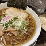 Menya Kikyou - 醤油ラーメン大盛り(喜多方麺)830円と無料半ライス