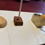 ビストロ タカ - グルテンフリーチーズケーキ、生チョコ、和三盆サブレ。昔はピックまでフィッシュボーンでシェフが手作りされてましたよ。流石に今はピックですwグルテンフリーチーズケーキはお土産販売あり。美味しいです