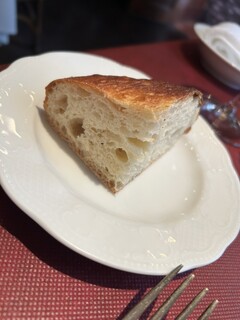 Bisutoro Taka - パンは自家製で作ってらっしゃいます。途中茶色い酸っぱい系の苦手なやつに変わった時期もあったんだけど、今は白くてモチモチふわふわのやつに戻って嬉しい。ここのパン美味しいです◎
