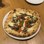 Pizzeria Trattoria da Okapito - ホタルイカと春菊、アンチョビ、セミドライトマトのビアンカ