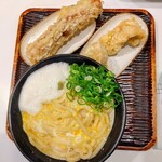 Udon Maruka - 釜たま山のうどん大盛り大(1玉追加)、ちくわ天、かしわ天