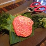 創作焼肉 神戸 牛乃匠 - お勧めのももステーキ