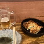 Tetsunabe Gyouza Nakayoshi - 鉄鍋餃子1人前+ビール