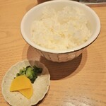 トンカツツキウマ - 定食のご飯と漬物