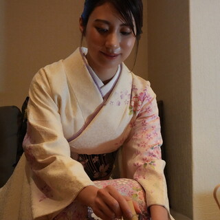 感受日本之美。穿著和服的女性工作人員的款待