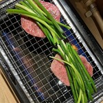 Yakiniku Kumachan - タンに細ねぎを巻いても美味しい！