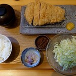とんかつ ひこのや - 上ロース(220g)定食
            (白飯・赤出汁・香の物付き)
            ￥2,960 