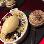 エクアトゥール - デザート
      グリオットチェリーのクラフティとオードヴィーキルシュのアイス
      ピスタチオマカロン
      
      