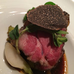 エクアトゥール - お肉
      長野県産イノシシ肩ロースのロティ、トリュフとハチミツ、フェネグリークのソース
      