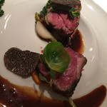 エクアトゥール - お肉
      長野県産イノシシ肩ロースのロティ、トリュフとハチミツ、フェネグリークのソース
      