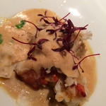 エクアトゥール - 前菜
      オマールとリードヴォーのポアレ、カリフラワーとオレンジ、生姜のコンフィ添え
      オマール海老の泡のソース