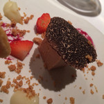 エクアトゥール - 前菜
      フォアグラキューブと白人参、５種類のエピスのクランブル
      