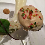 エクアトゥール - 前菜
      ハマグリのポシェ、ズワイガニのクネル、グリーンアスパラとマイクロオゼイユ
      のサラダ
      
      