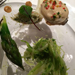 エクアトゥール - 前菜
      ハマグリのポシェ、ズワイガニのクネル、グリーンアスパラとマイクロオゼイユ
      のサラダ
      
      