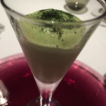 エクアトゥール - アミューズ
      ミント風味のグリーンピースとホワイトアスパラのブランマンジェ
      