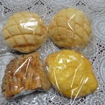 ＳＡＩＮＴ　ＥＴＯＩＬＥ - 2024年５月６日(月) 発酵バターメロンパン(後ろ)、アップルパイ(前左)、レモンケーキパン(瀬戸内レモンクリーム)(前右)。