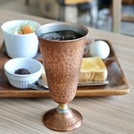 Panari Ke-Ki Ando Kafe - 純銅製グラスのアイスコーヒー