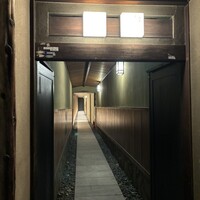 明けましておめでとうございます - 細い路地を進みます