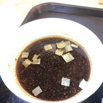 めん処 きよ洲 - 佐助豚の脂と香味油の層がのる醤油ダレが甘くて旨い