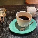 ブルー ビーンズ コーヒー - ピッチャーのミルクをコーヒーに入れてカフェオレに。