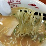 長浜ラーメンじろう。 - クリーミーで濃厚な豚骨スープ、臭みはありません。麺は細麺でチャーシューは厚みがあり大きいです。