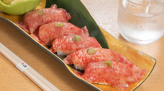 Nikuno Itadaki - 炙り和牛にぎり／さっと炙った肉寿司は口の中でとろけます！りんごのガリでさっぱり食べれます。