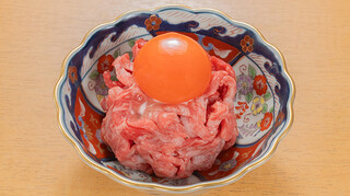 Nikuno Itadaki - 炙り和牛ゆっけ／濃厚ブランド卵と特製ゆっけだれがお肉と相性ばつぐんです。