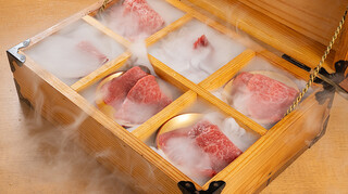 Nikuno Itadaki - 6点盛り／ケムリもくもくで”,,映える,,”一箱、希少部位と特上肉の盛り合わせです。