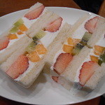 フルーツカフェ　フルータス - フルーツサンド♪