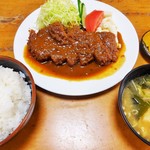 「上みそかつ定食」 1780円です。卵をといで落とした味噌汁、漬け物、ご飯が付きます。ご飯大盛は +50円 です。