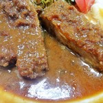 かつみや - あま味噌は、やや緩く作ってあり、たっぷりとかけられています。お好みに合わせて一味唐辛子や、辛子を付けて頂きます。