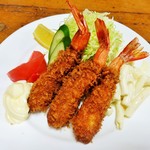 かつみや - アレルギーなどで、とんかつが食べられない方には、「えびフライ定食」 1800円 もあります。マヨネーズとソースにレモンをかけて頂きます。