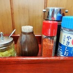 かつみや - 各テーブルに 天日塩、一味唐辛子、辛子、ソースが備え付けられています。