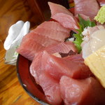 魚河岸 - このマグロの厚さ。推定3cm