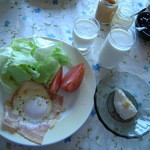 冨田ファーム - 朝食です。右手は牛乳の豆腐です。