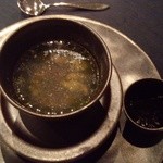 サーラ ビアンキ アル・ケッチァーノ - 1段目はわかめを出汁にくぐらせて