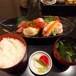 四季食菜　安田 - 〔ランチ〕刺身定食（￥800）。甘エビのむき身、一個丸ごとの帆立、一味違います！