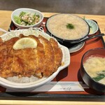 かつ丼家 まつくぼ - チキンカツ丼(とろろは単品で追加注文したもの)
