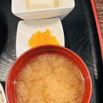Yakitorino Taku - 味噌汁、冷奴、お漬物付き。