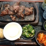 感動の肉と米 - 赤身カット  ガーリックライス  オクラ  キムチ  野沢菜