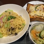 Kafe do kinema - 本日のパスタ（ベーコン・きのこ・小松菜のアヒージョ）とピザトースト