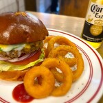 MEIHOKU Burger - コロナビールとの相性ヨシ！
            オニオンフライもまたヨシ！