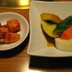 炭火焼肉たけさん亭 - セットのキムチと野菜