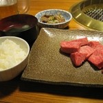 炭火焼肉たけさん亭 - セットには小鉢（もつ煮込み）とわかめスープがつく